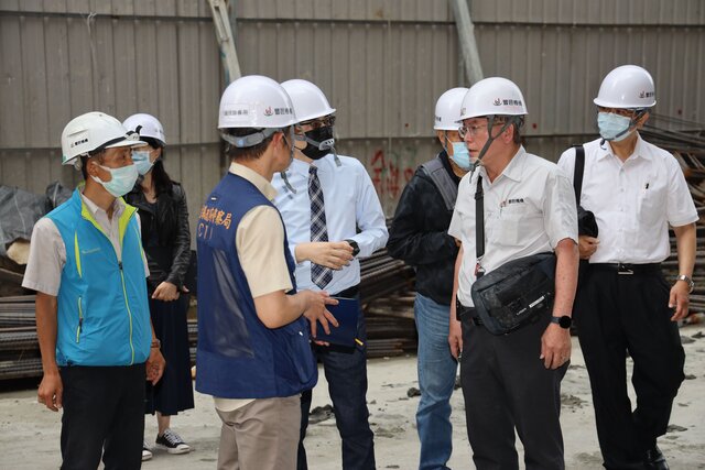 新竹縣相關局處到坍塌意外現場，與建案團隊了解情況。